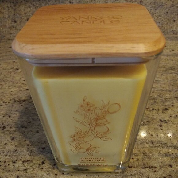 Yankee Candle - LARGE - 19.5 oz glass jar - 2 Wick - Revitalizing Ginger & Lemon - Picture 1 of 4